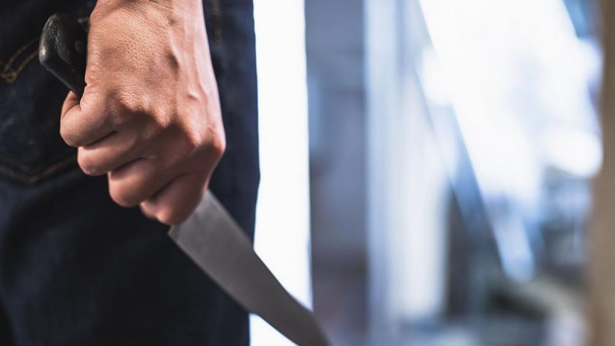 Пастрок заплаши с нож заварения си син, метна брадва по него и...