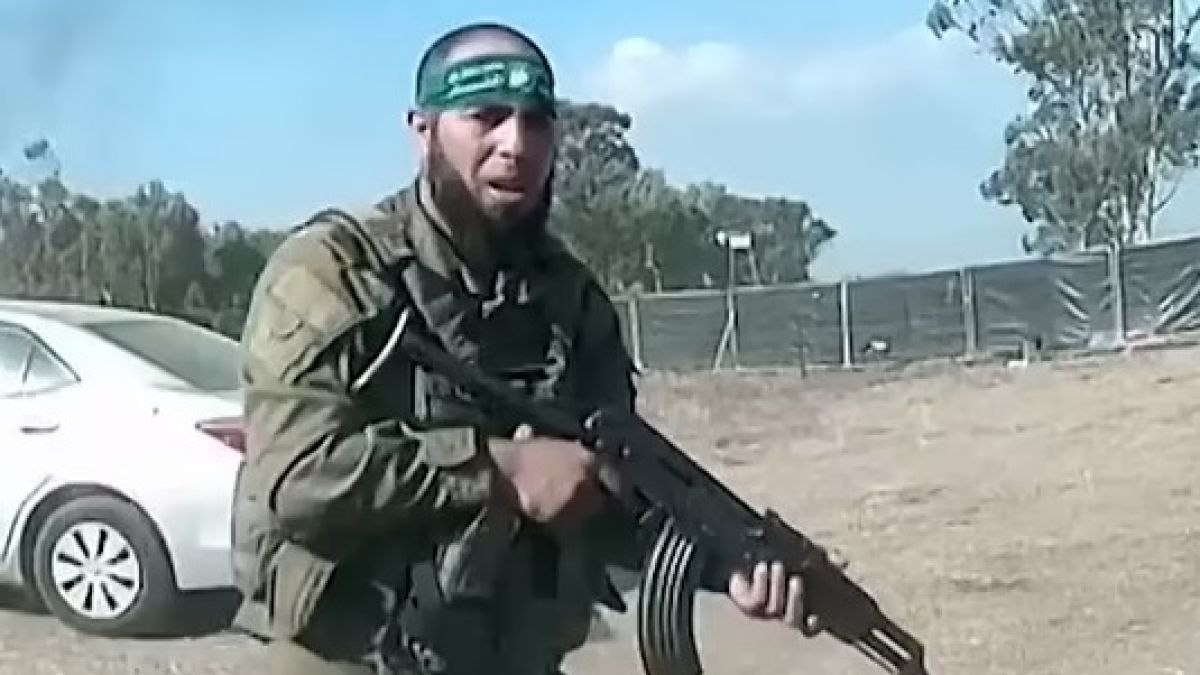 ВИДЕО 18+ от войната: Хамас екзекутират безмилостно ранени израелски жени войници 