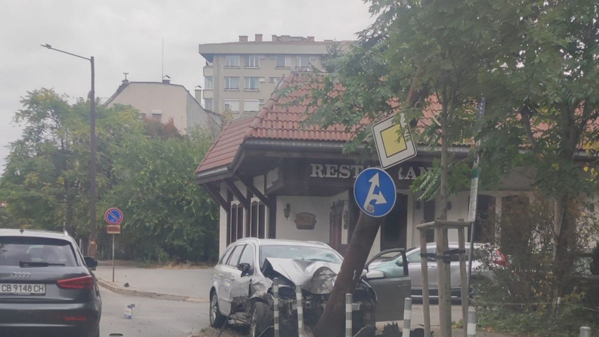 Сигнал до БЛИЦ! Зрелищна катастрофа в София, образува се адско задръстване ВИДЕО