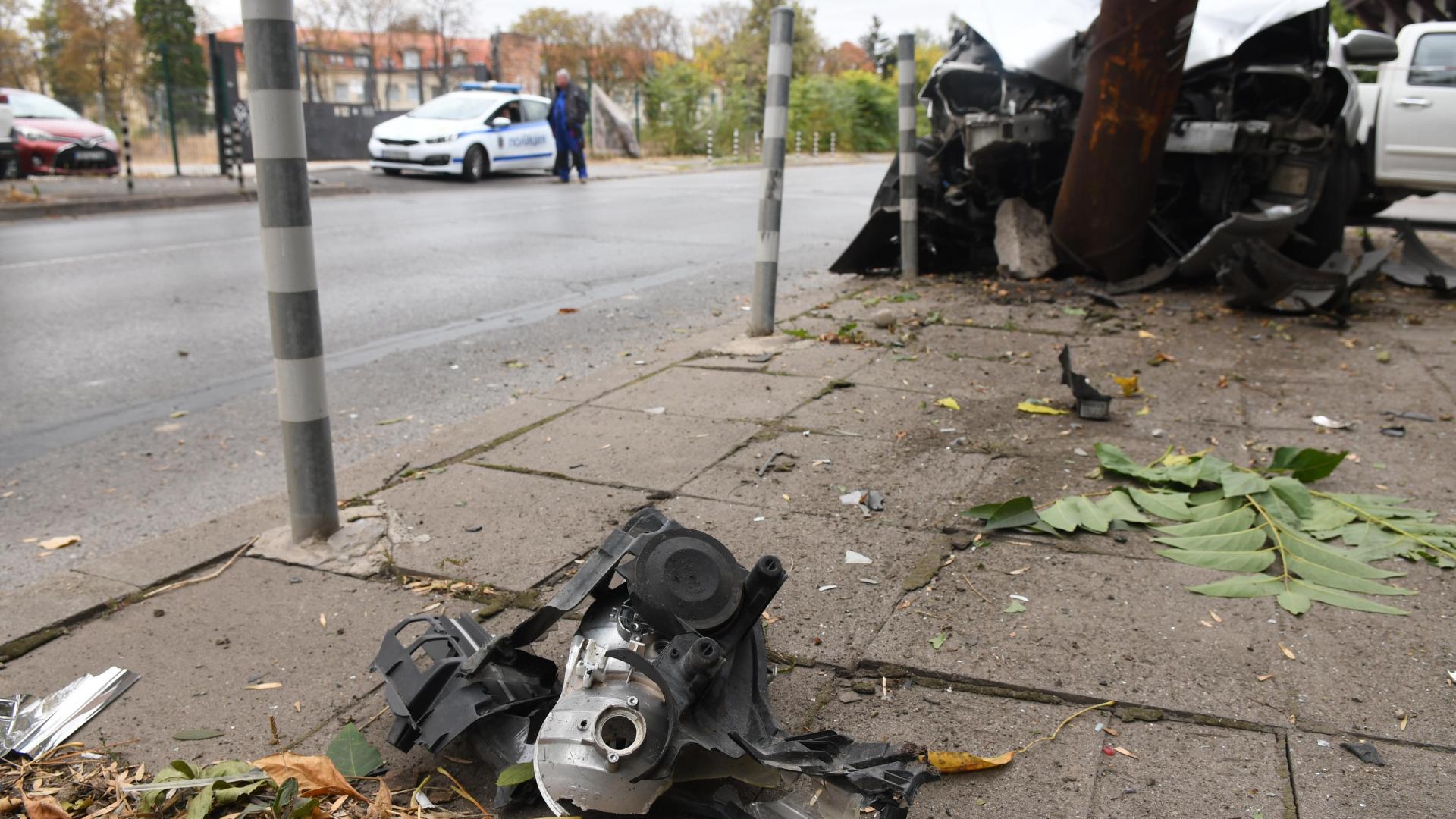 Смел джигит взе на таран стълб в София, ето какво остана от колата СНИМКИ