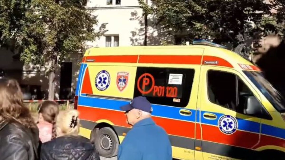 Старец приближи група малки дечица, извади нож и...