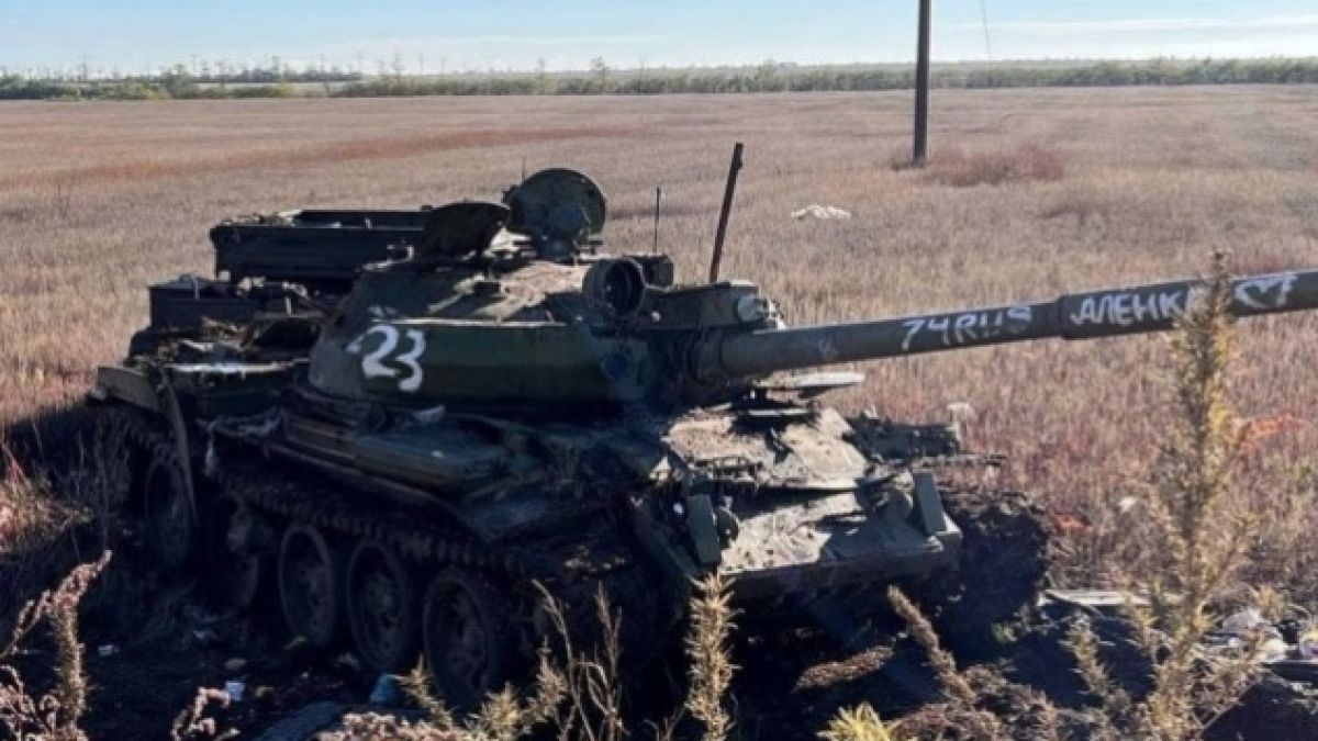 ВИДЕО от войната: Украински дрон-камикадзе нанесе удар по танк Т-62, кулата излетя
