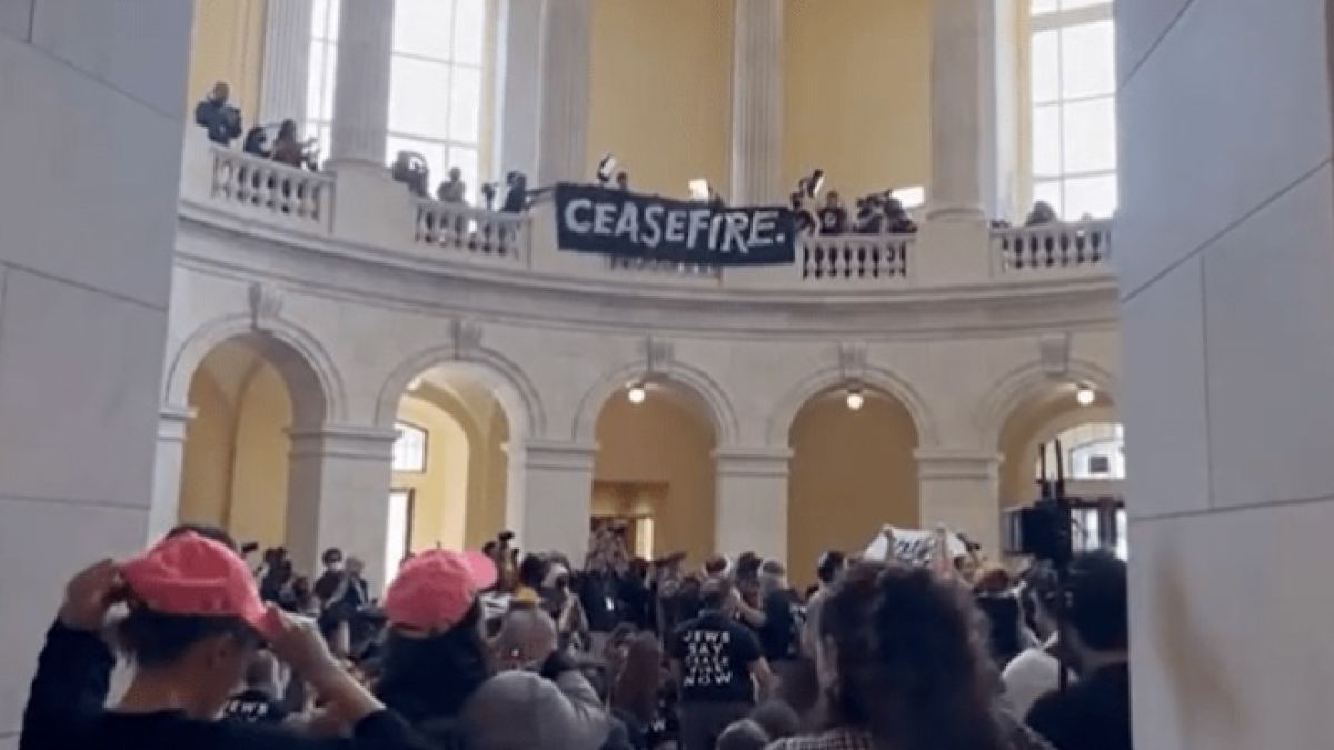 Протестиращи нахлуха в Капитолия в САЩ ВИДЕО