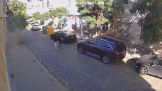 Младежи се приближиха до кола в столицата, а последвалото взриви мрежата ВИДЕО