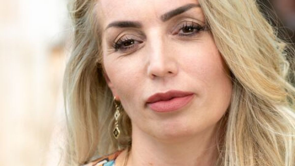 Вдовицата Лили събра погледите във "Фермата", спретна уникално шоу на басейна и.. СНИМКИ