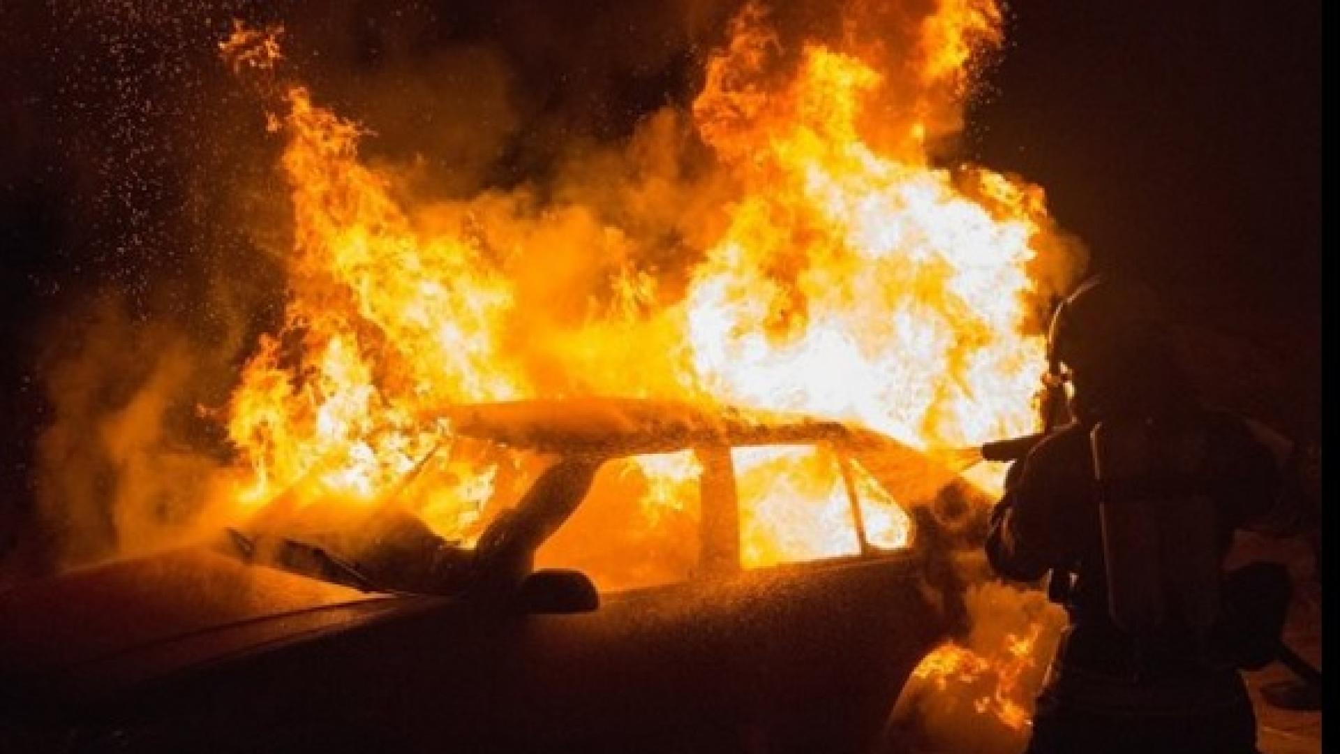 Сигнал до БЛИЦ: Автомобил горя в квартал в столицата