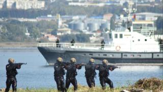 Командоси с автомати валят от небето във Варна, ето какво се случва ВИДЕО