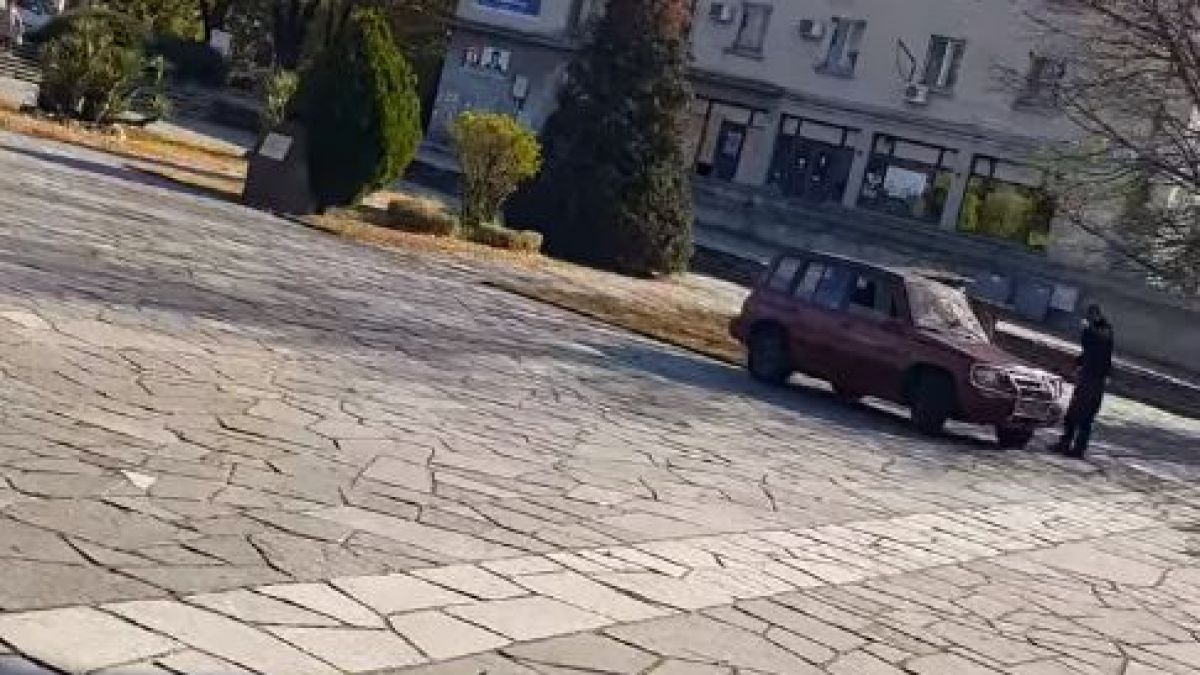 Шофьор смая с майсторлък, не е за вярване къде се озова джипът му ВИДЕО 