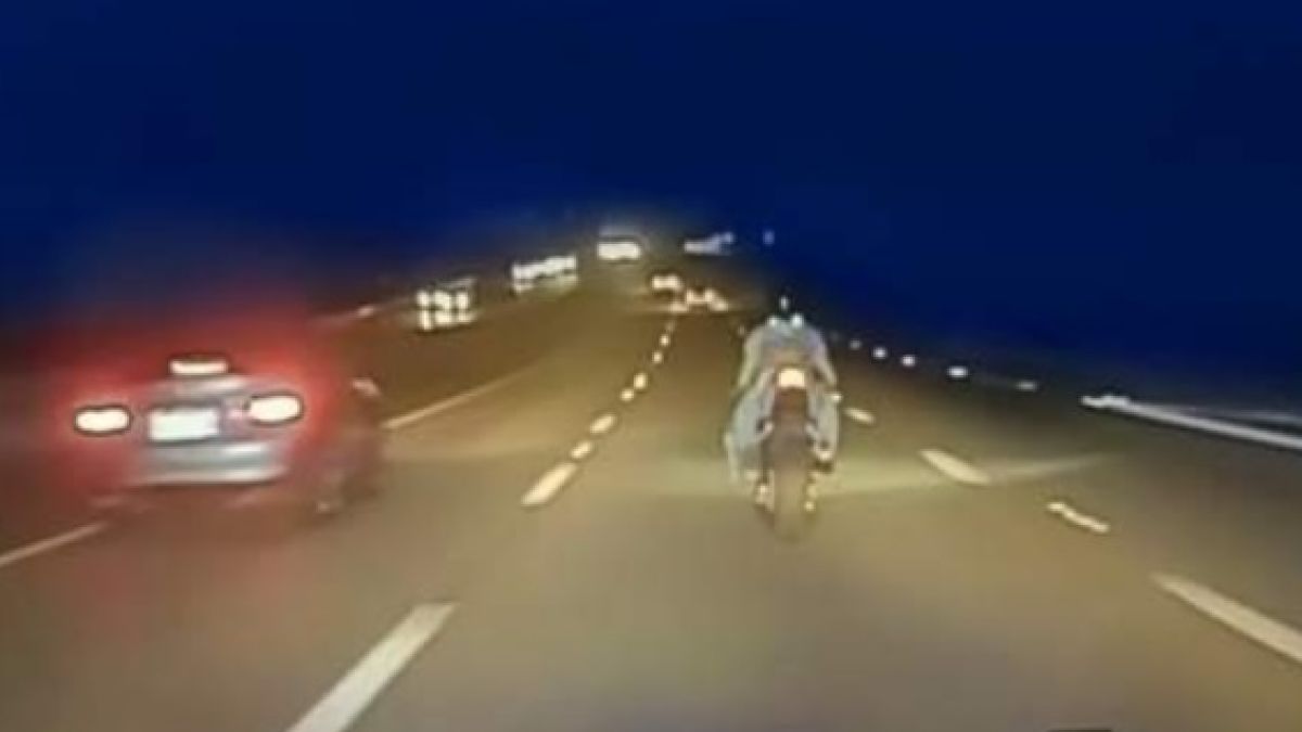 Зрелищно полицейско преследване със скорост от 225 км/ч бе запечатано на ВИДЕО
