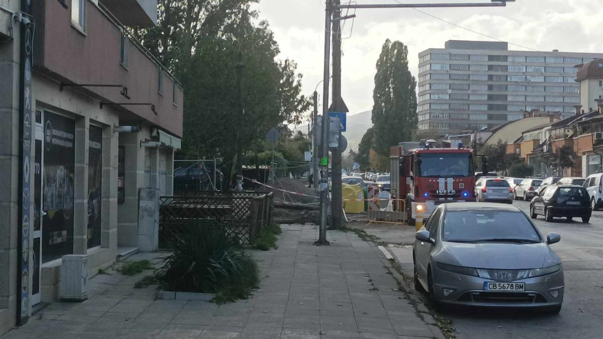 Извънредна ситуация в центъра на София, хвърчат пожарни СНИМКА
