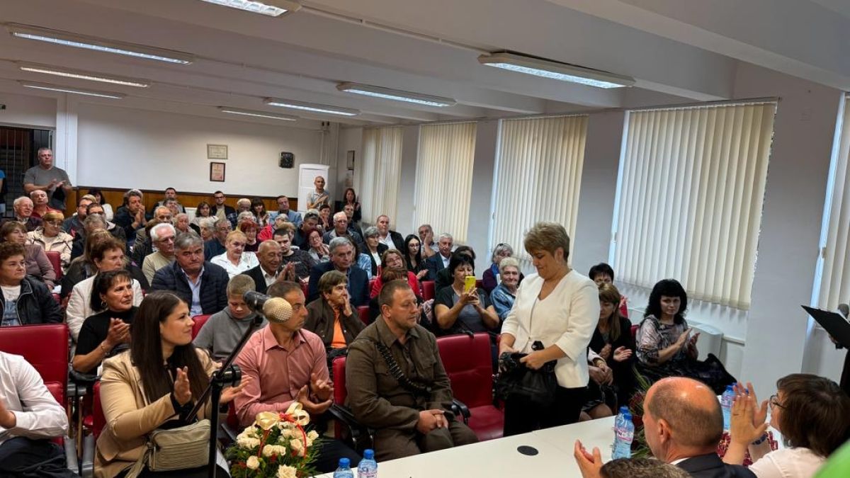 Нинова: Кметът Генов освободи Златица от мафията. Подкрепяме го за втори мандат