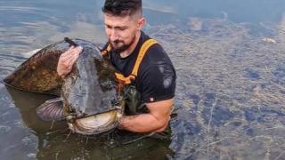 Гръцки рибар извади 70-кг чудовище и го остави живо СНИМКИ
