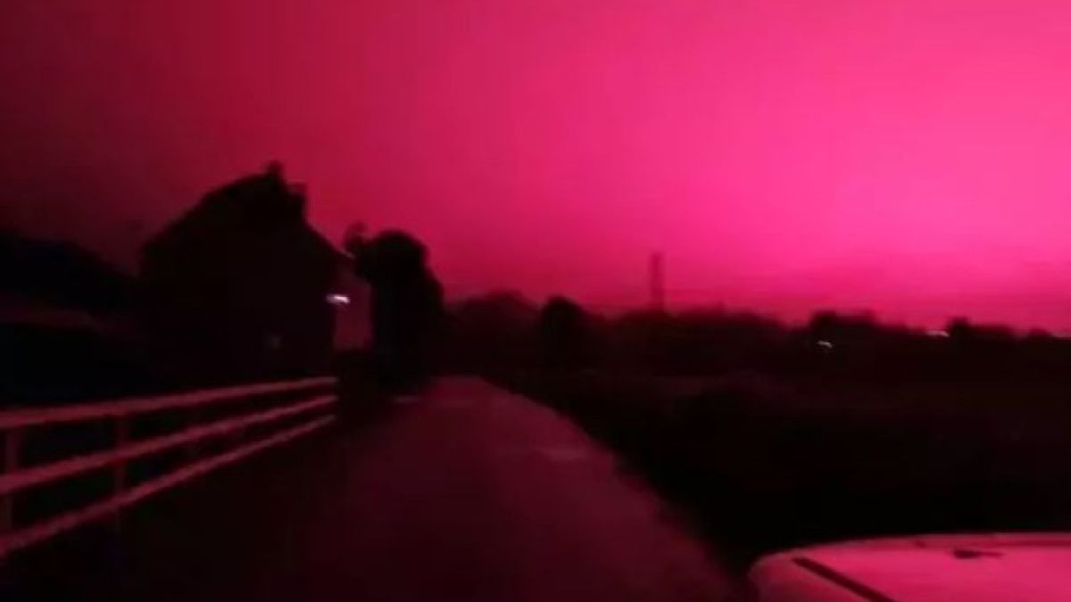 Това е „краят на света“, къде са четиримата конници: Небето стана яркорозово СНИМКИ