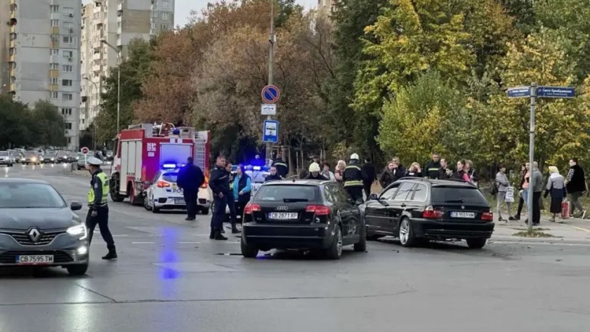 Удар между Ауди и БВМ задръсти столичен квартал СНИМКИ
