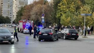 Удар между Ауди и БВМ задръсти столичен квартал СНИМКИ