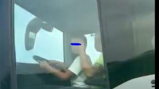 Жената, заснела детето зад волана на автобус: Засече ни, а шофьорът... ВИДЕО