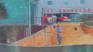 Пипнаха го: Работник уринира в резервоар за бира във фабриката на...
