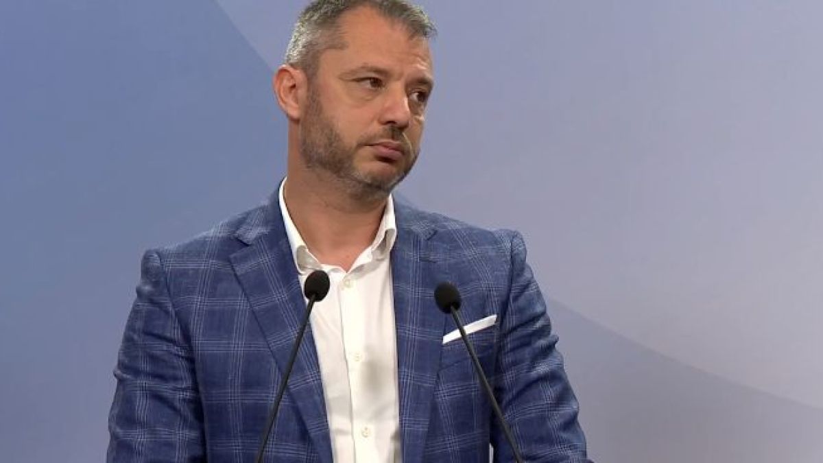 Напрежението ескалира: Делян Добрев отвърна на ПП-ДБ, разкри кои са на хранилката на "Лукойл" 