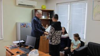 13 г. момче скри шапката на полицията, всички го поздравяват 