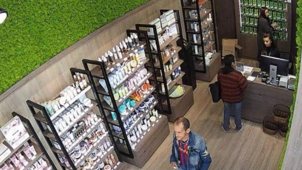 Пловдивчанин влезе в магазин за козметични продукти, а последвалото е скандално ВИДЕО