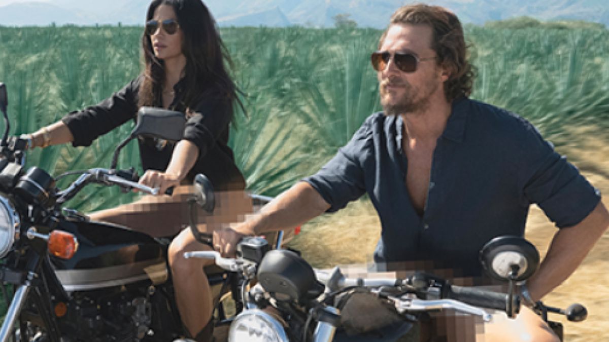 Горещо ВИДЕО: Матю Макконъхи и жена му останаха само по ботуши