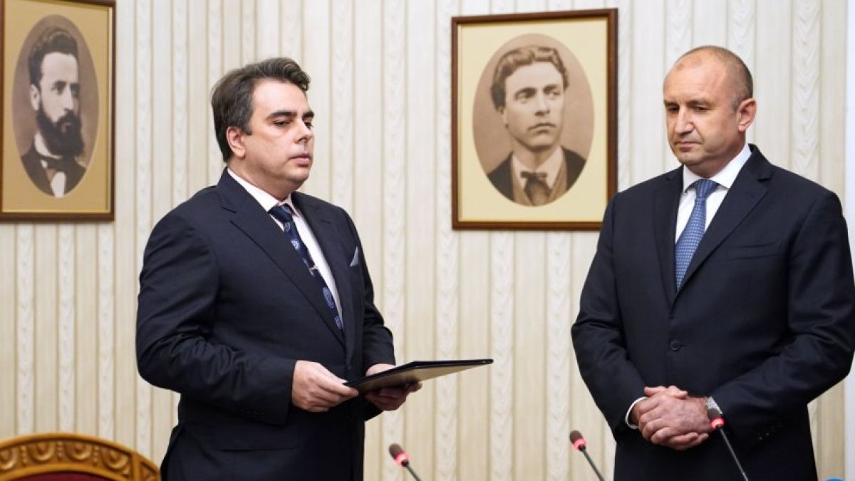 Асен Василев удари тежко президента и го обиди заради...