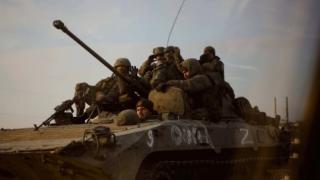 ВИДЕО от фронта: Руска БМП попадна в минен капан, но продължи да изпълнява бойната си задача