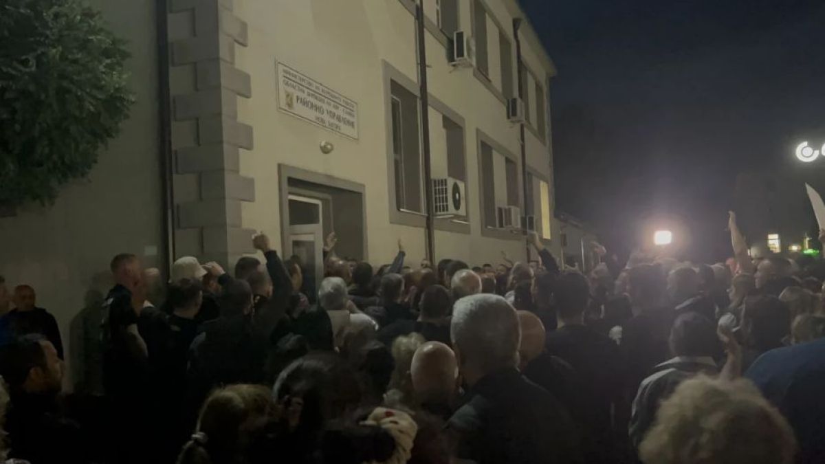 Нова Загора пламна! Обсадиха полицията, заклали мъжа на известната съдийка заради... ВИДЕО