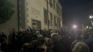 Нова Загора пламна! Обсадиха полицията, заклали мъжа на известната съдийка заради... ВИДЕО