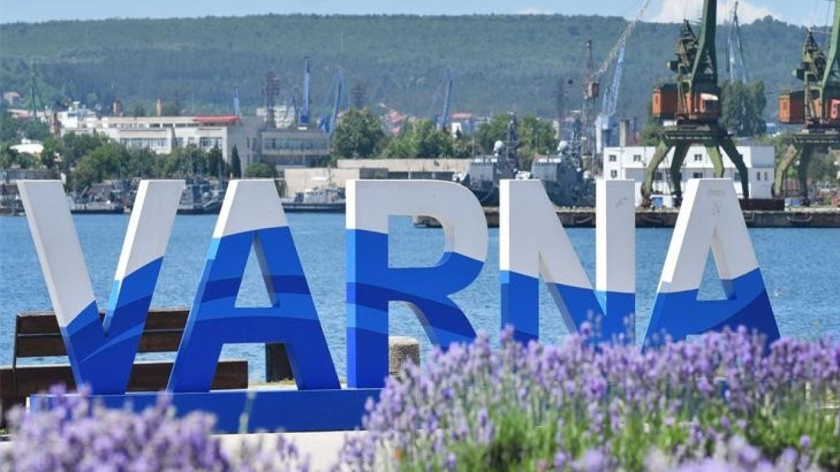 Нещо интригуващо се появи в двор в центъра на Варна, какво е това СНИМКА