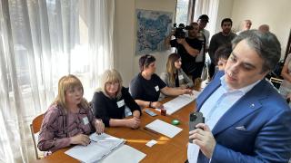 Първо в БЛИЦ! Екшън с Асен Василев пред урните в Хасково, оказа се заличен