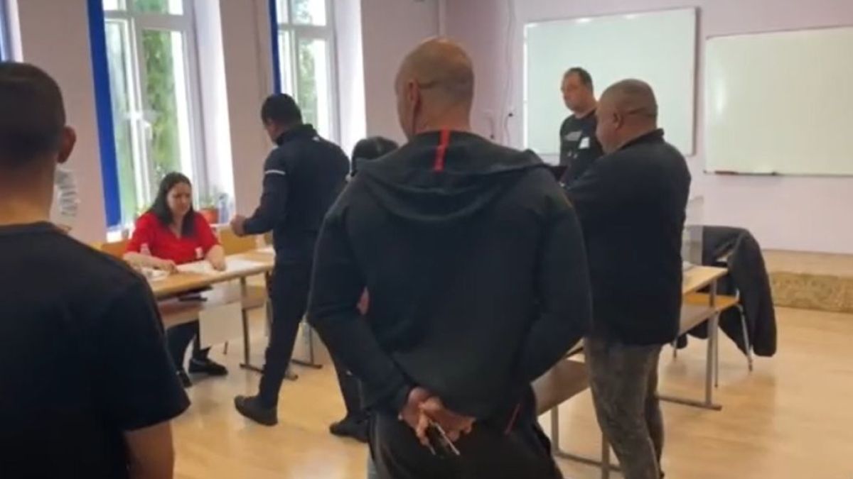 Кандидат-кмет нахълта в секция в Плевенско, а полицията... ВИДЕО