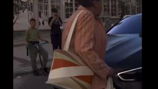 В центъра на София: Баба ербап скочи да троши гъзарски мерцедес, а шофьора на возилото... ВИДЕО