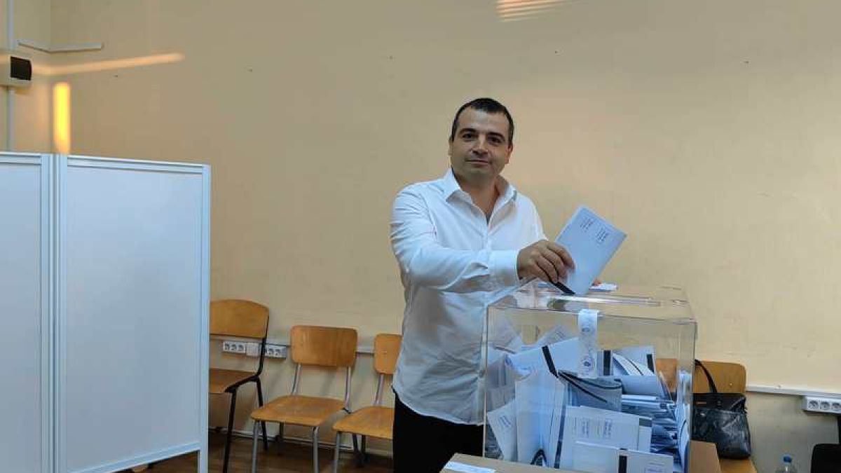 Няма да повярвате с какво искаше да гласува кандидат-кметът Бачийски СНИМКА