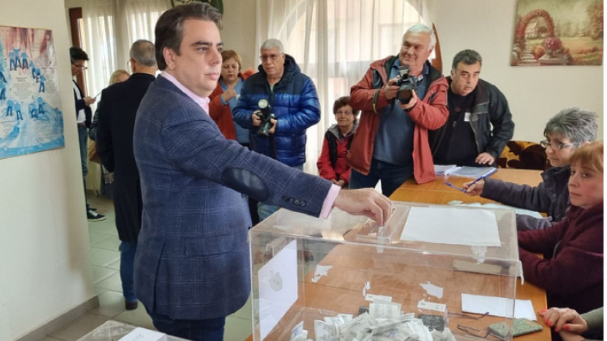 И голям професор посече Асен Василев за изцепката му с гласуването 