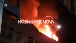 Огнен ад в центъра на Пазарджик, хвърчат пожарни СНИМКА