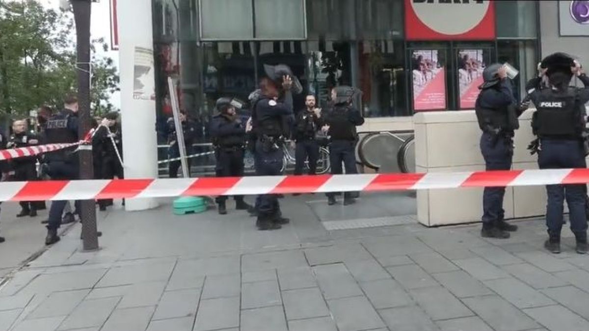 Полицията гръмна жена в парижкото метро, крещяла "Аллаху Акбар" и заплашвала да... ВИДЕО