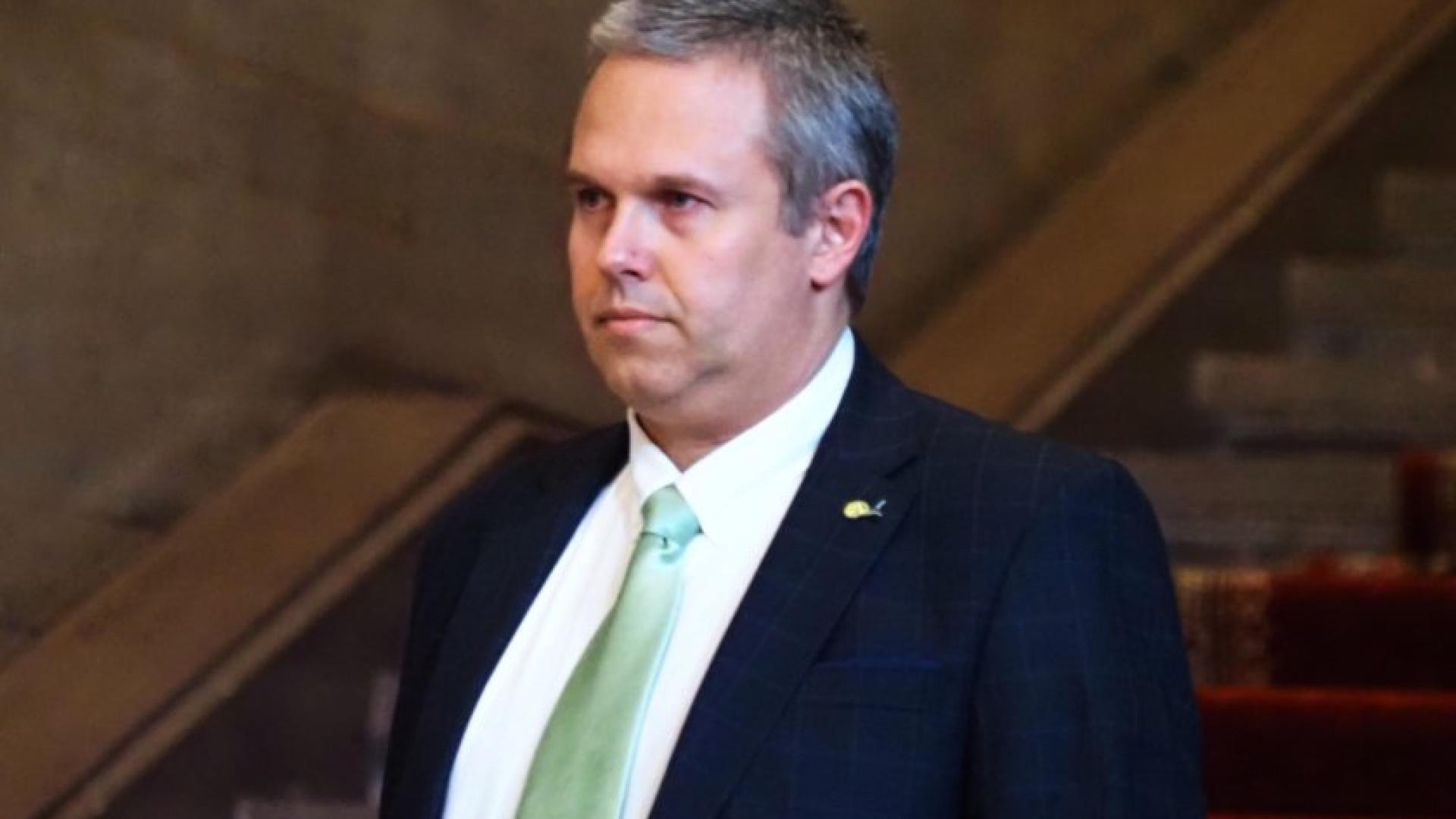 Заплашваният от Петков министър тръгна с охрана 