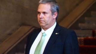 Заплашваният от Петков министър тръгна с охрана 