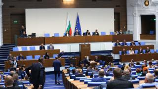 Скандалите в парламента не спират: Скочиха на Тагарев, жегват Денков на сапунджия 