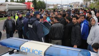 Обуваме бежанците с чехли и чорапи за над 100 бона 