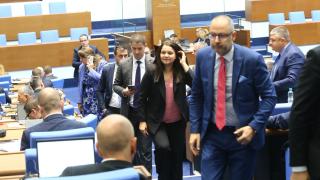 Прасе или пуйка? Как празнуват депутатите