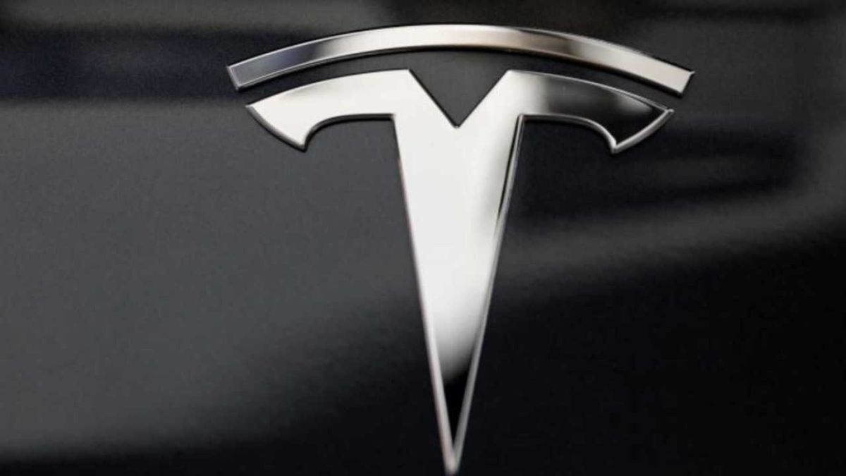 Българин накара всички родни фенове на Tesla да му завиждат СНИМКА