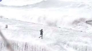 Обявиха туристка за идиот заради селфито, което си направи
