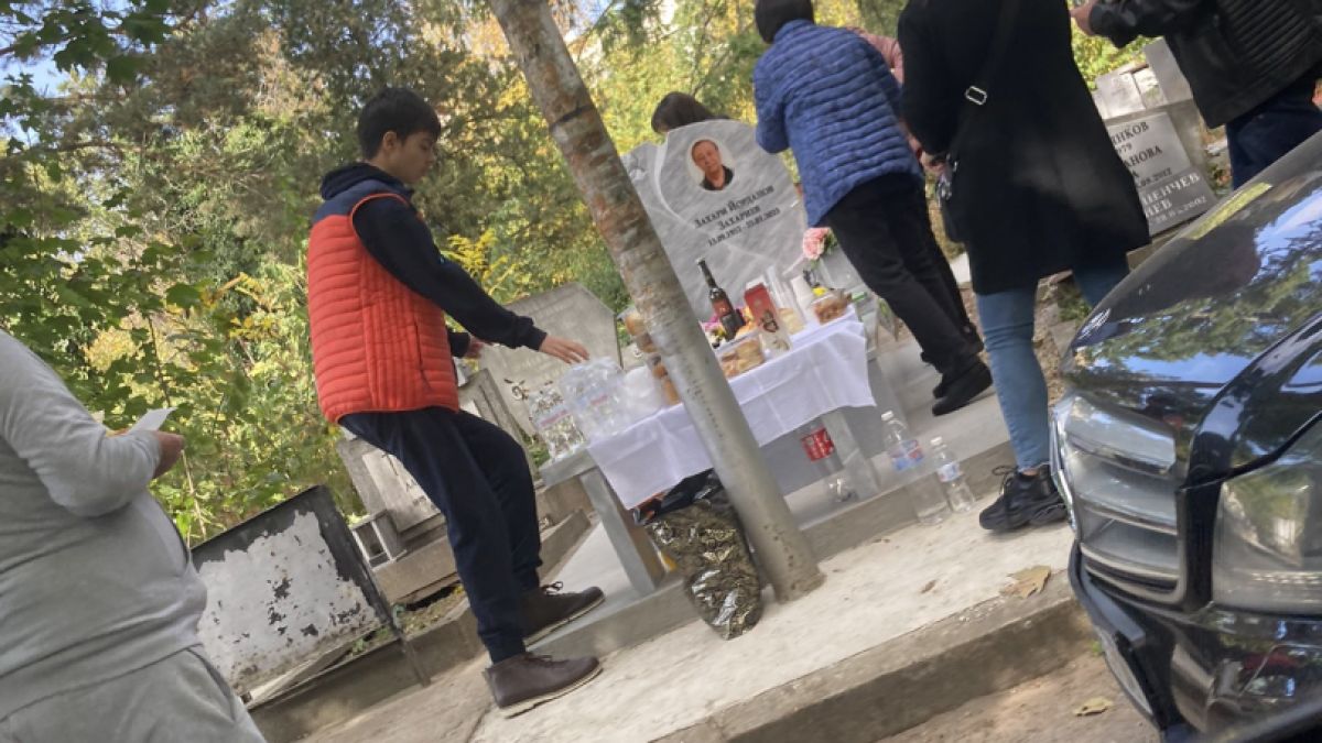 Бизнес със смъртта! Тарикати плъзнаха с грозни оферти из гробищата