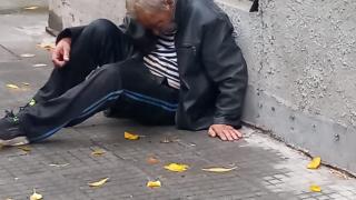 Мрежата кипна заради пиян и бит като куче възрастен мъж в Пловдив СНИМКИ
