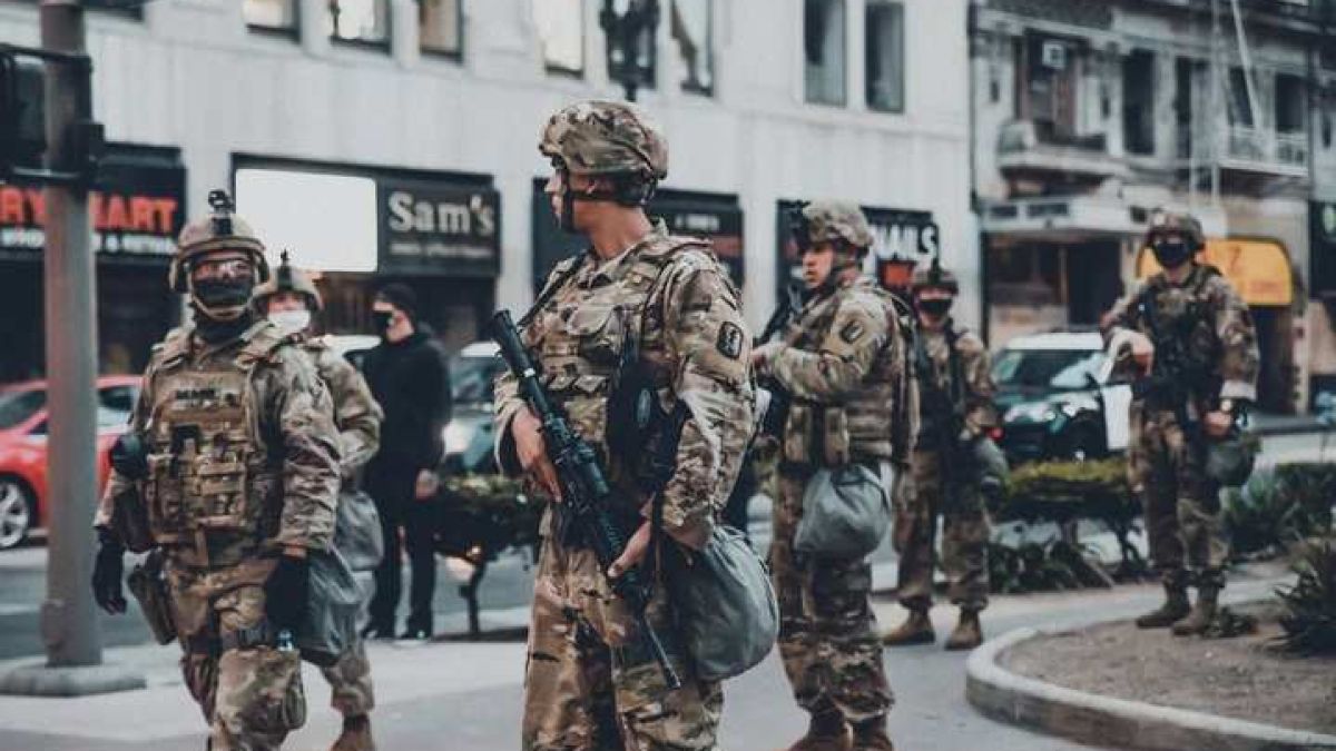 ВИДЕО 18+ от войната: Екстремисти на Хамас изкачат изпод земята, громят танкове, разстрелват израелци