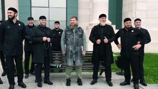 Вижте какви коли подари Кадиров на командирите на силовите подразделения ВИДЕО