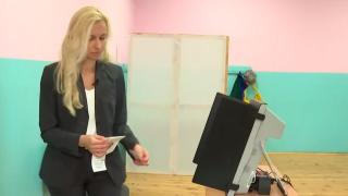 Красива репортерка на Нова сгафи яко пред изборната урна, ето кой я скастри 