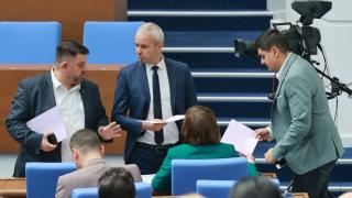"Възраждане" с атака по кабинета и шокиращ апел към Бойко и ГЕРБ